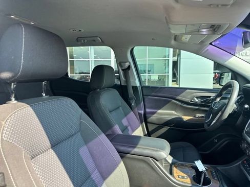 Used 2021 GMC Acadia SLE w/ Driver Convenience Package FWD image 10