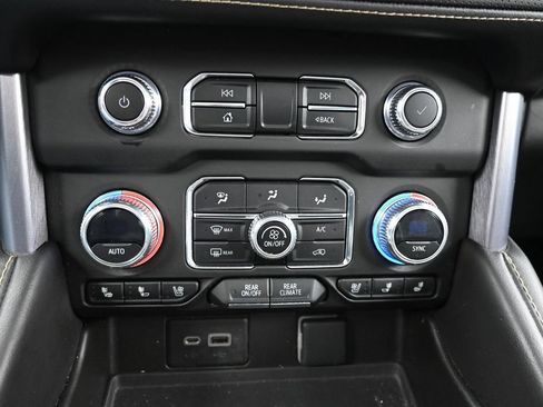 Used 2023 GMC Yukon XL SLT w/ SLT Luxury Package AWD/4WD image 16