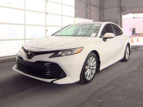 Used 2018 Toyota Camry LE FWD image 1