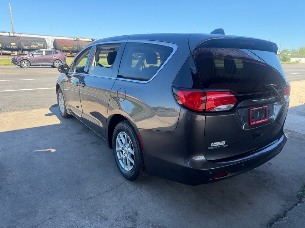 Used 2018 Chrysler Pacifica Touring FWD image 8