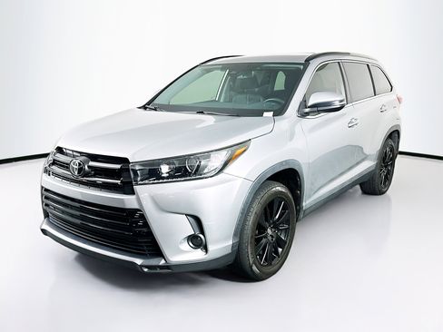 Used 2019 Toyota Highlander SE FWD image 3