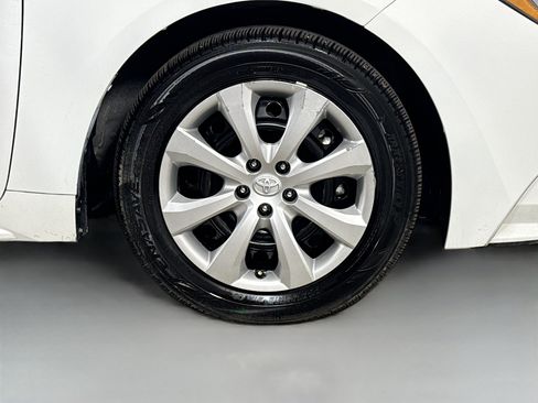 Used 2025 Toyota Corolla LE w/ Convenience Package FWD image 32