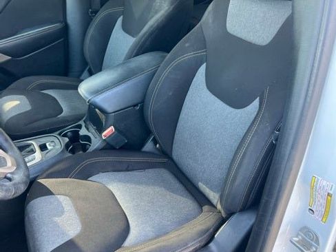 Used 2017 Jeep Cherokee Sport image 7