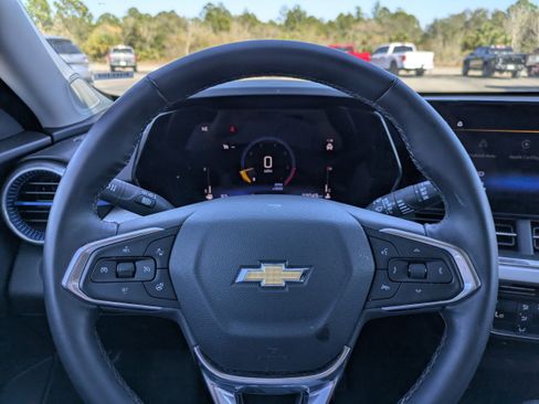 Used 2025 Chevrolet Trax LT w/ LT Convenience Package image 24