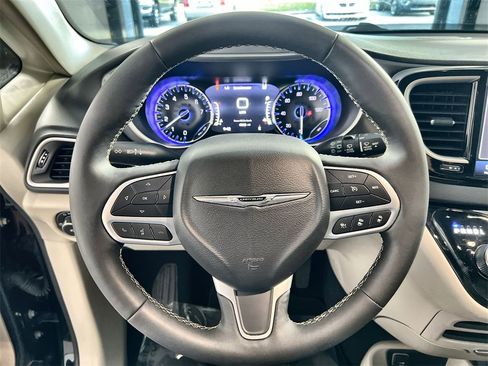 Used 2024 Chrysler Pacifica Touring-L image 11