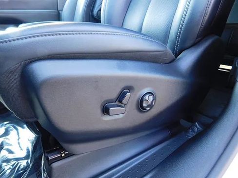 Used 2025 Chrysler Pacifica Select image 16