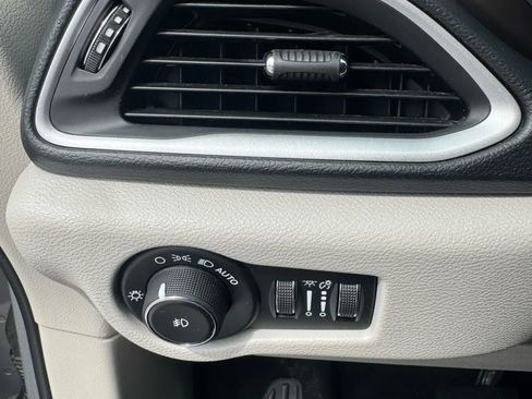 Used 2019 Chrysler Pacifica Touring-L FWD image 10