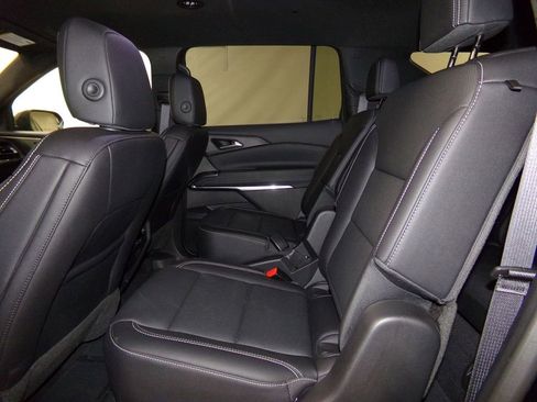 Used 2025 Chevrolet Traverse LT image 13