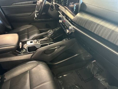 Used 2023 Kia Telluride EX w/ EX Captain's Chair Package FWD image 18