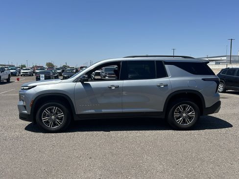 Used 2025 Chevrolet Traverse LT FWD image 2