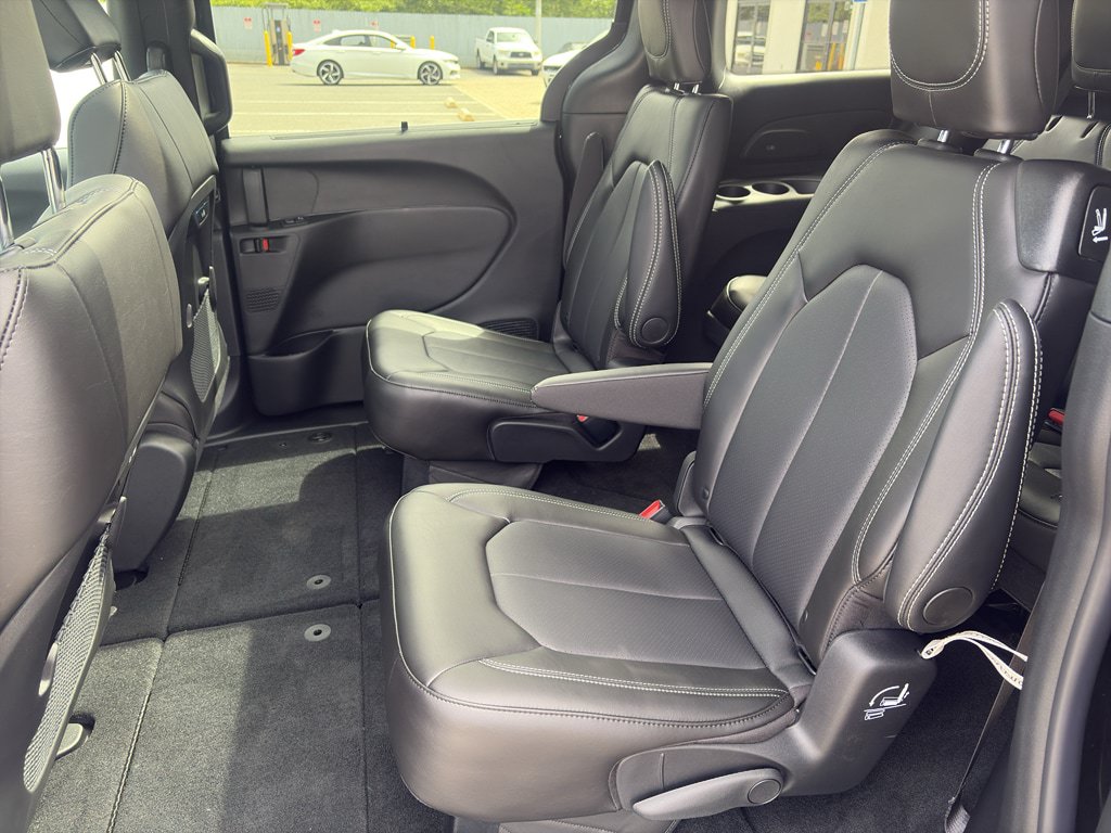 New 2027 Chrysler Pacifica Select w/ Family Tech Group AWD/4WD image 14