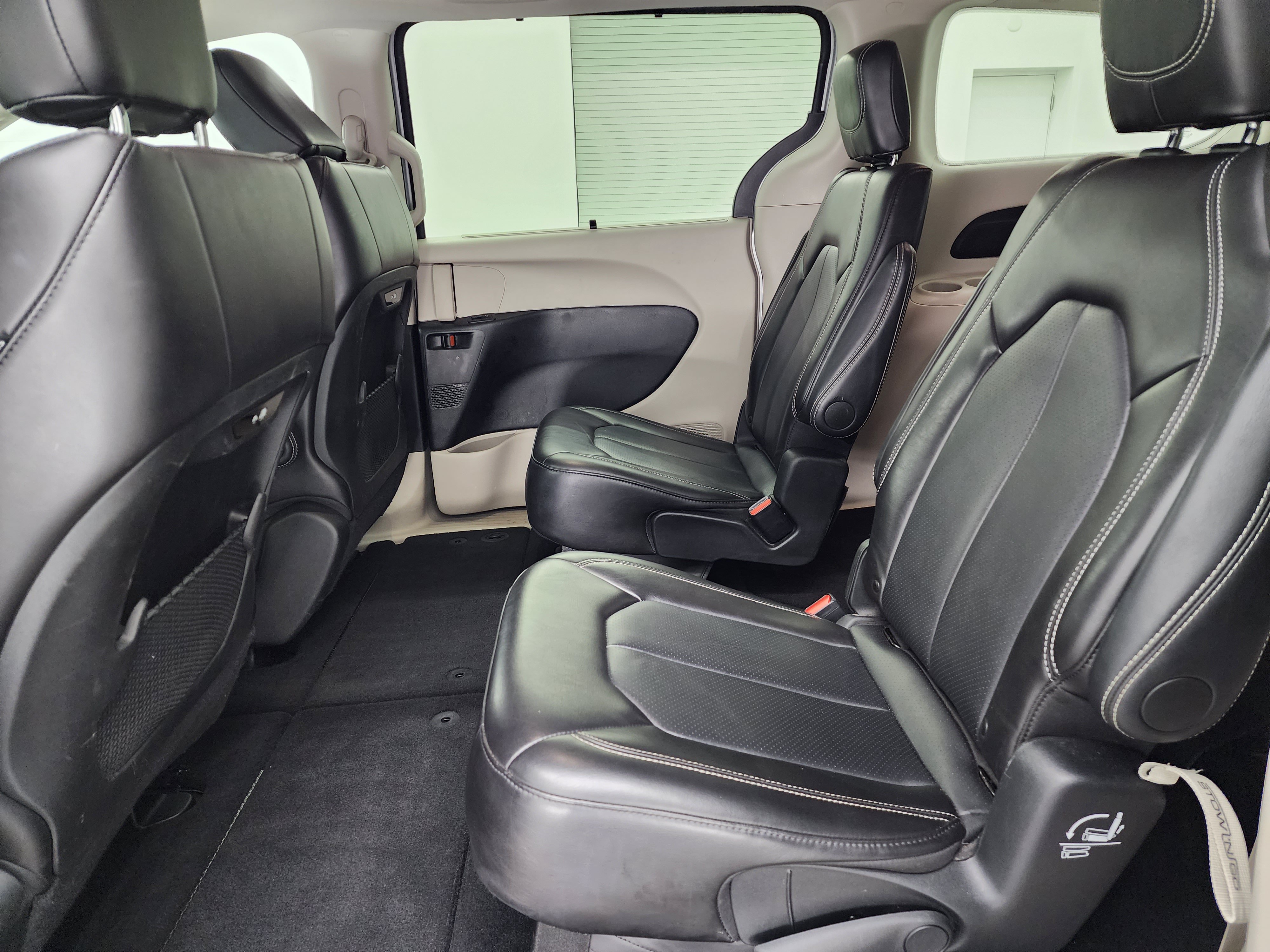 Used 2024 Chrysler Pacifica Touring-L FWD image 34