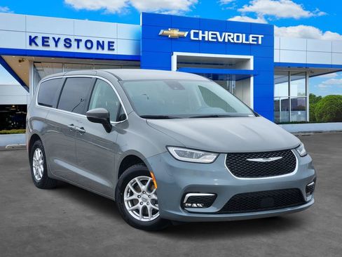 Used 2023 Chrysler Pacifica Touring-L image 1