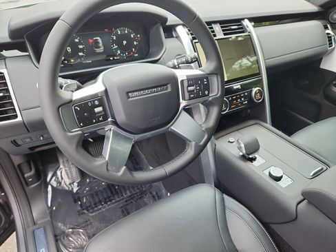 Used 2025 Land Rover Discovery S image 15