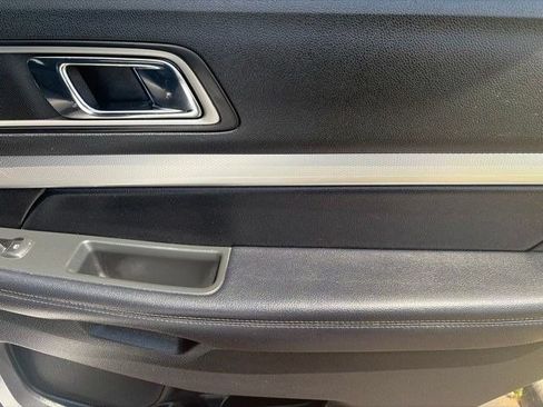 Used 2017 Ford Explorer XLT FWD image 36