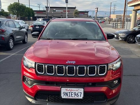 Used 2025 Jeep Compass Latitude w/ Sun & Sound Group AWD/4WD image 2