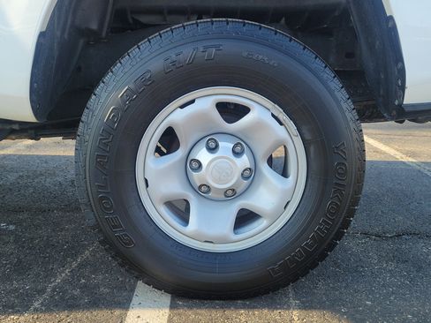 Used 2022 Toyota Tacoma SR image 5