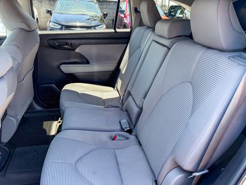 Used 2023 Toyota Highlander L FWD image 17