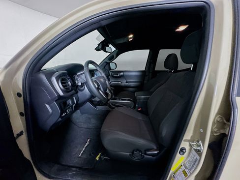 Used 2018 Toyota Tacoma TRD Sport w/ Technology Package image 13