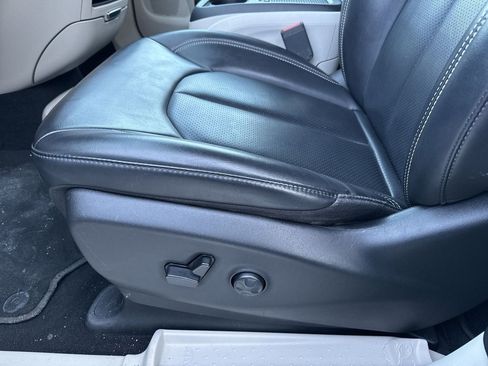 Used 2023 Chrysler Pacifica Touring-L image 10