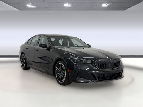 Used 2025 BMW 550e xDrive w/ Premium Package AWD/4WD image 7