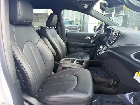 New 2027 Chrysler Pacifica Select FWD image 30