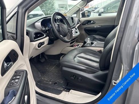 Used 2022 Chrysler Pacifica Touring-L w/ Uconnect Theater Family Group FWD image 12