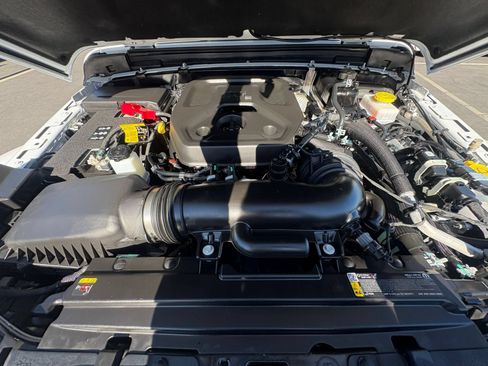 Used 2025 Jeep Wrangler Unlimited Sahara AWD/4WD image 32