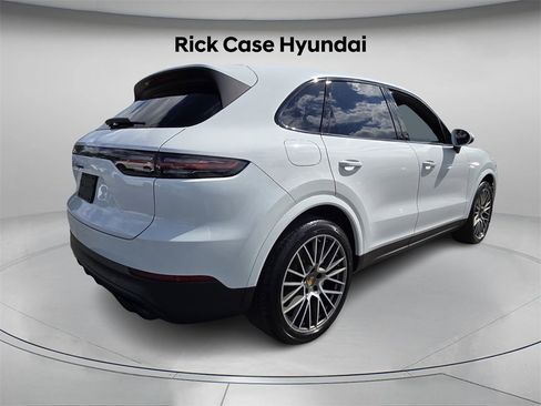 Used 2022 Porsche Cayenne Platinum Edition image 8