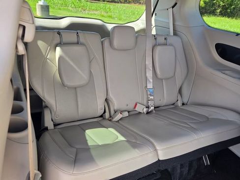 Used 2017 Chrysler Pacifica Touring-L Plus w/ Advanced Safetytec Group FWD image 16
