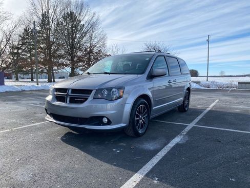 Used 2017 Dodge Grand Caravan GT image 3