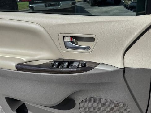 Used 2019 Toyota Sienna XLE FWD image 21
