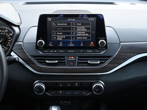 Used 2024 Nissan Altima 2.5 SV image 24