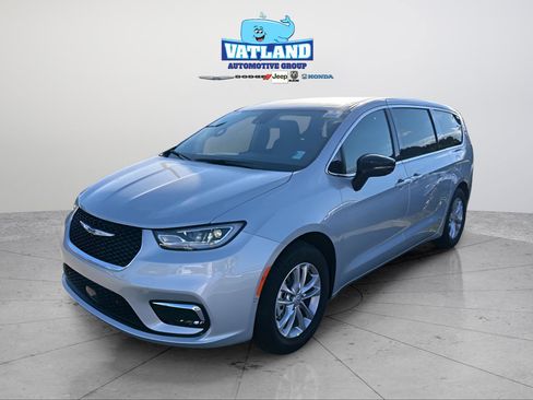 New 2026 Chrysler Pacifica Select image 1