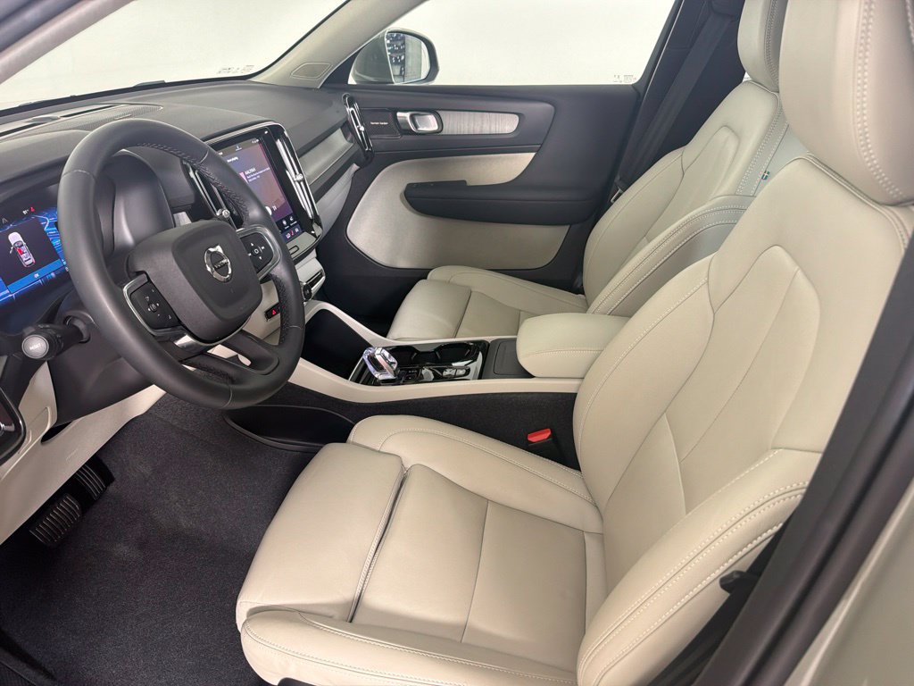 Used 2024 Volvo XC40 B5 Plus AWD/4WD image 23