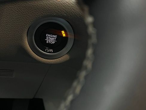 Used 2023 Chrysler Pacifica Touring-L image 16