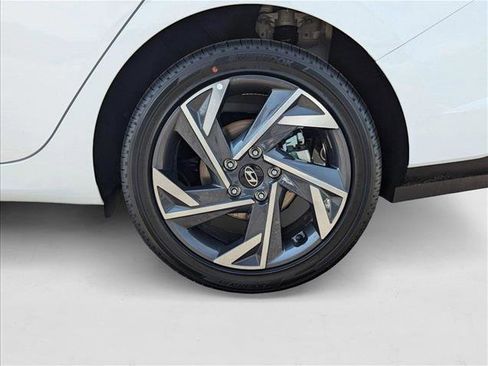 New 2025 Hyundai Elantra SEL image 9