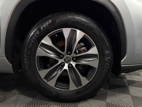 Used 2022 Toyota Highlander XLE image 11