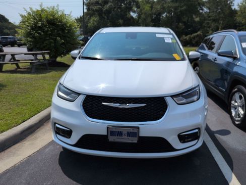 Used 2023 Chrysler Pacifica Touring-L FWD image 2