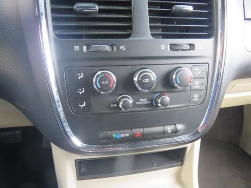 Used 2019 Dodge Grand Caravan SXT image 15