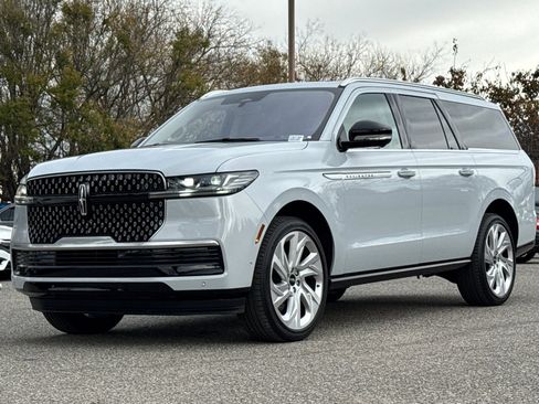 Certified 2025 Lincoln Navigator L Reserve image 8