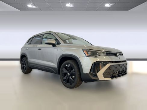 New 2026 Volkswagen Taos SE image 7