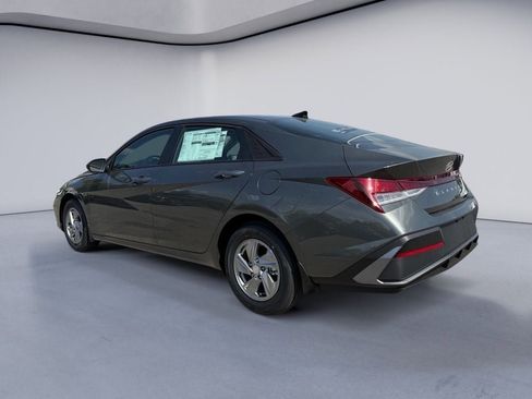 New 2026 Hyundai Elantra SE FWD image 3