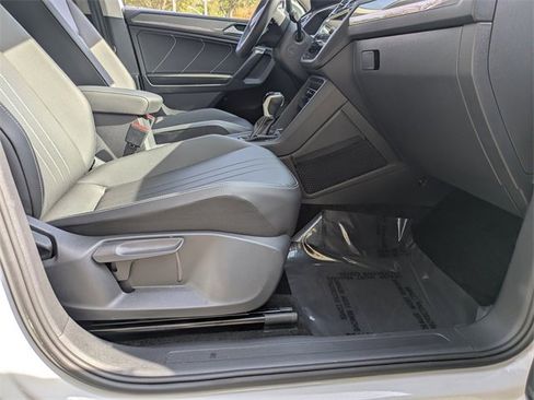 Used 2023 Volkswagen Tiguan SE w/ Panoramic Sunroof Package image 3