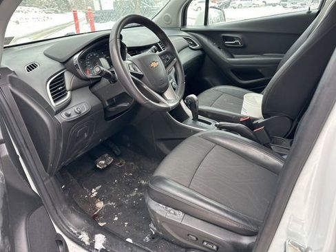 Used 2022 Chevrolet Trax LT w/ LT Convenience Package image 9
