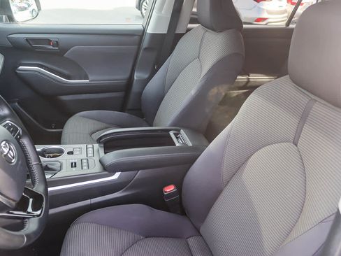 Used 2020 Toyota Highlander LE image 16