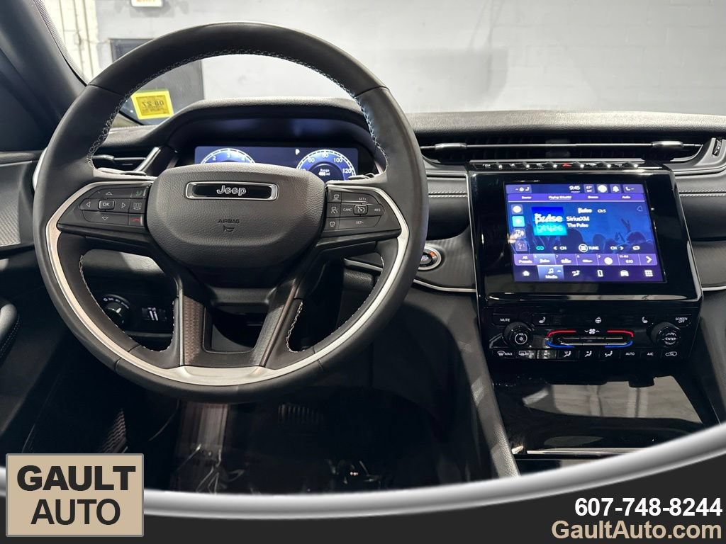 Used 2025 Jeep Grand Cherokee Altitude AWD/4WD image 8