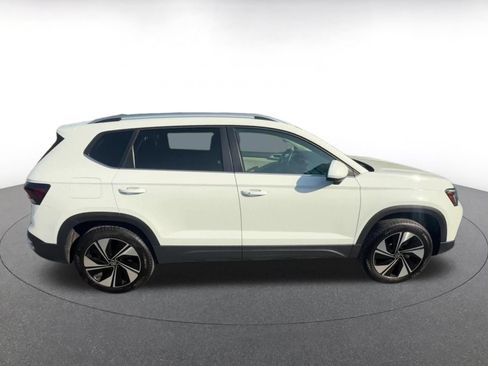 Used 2025 Volkswagen Taos SE AWD/4WD image 16