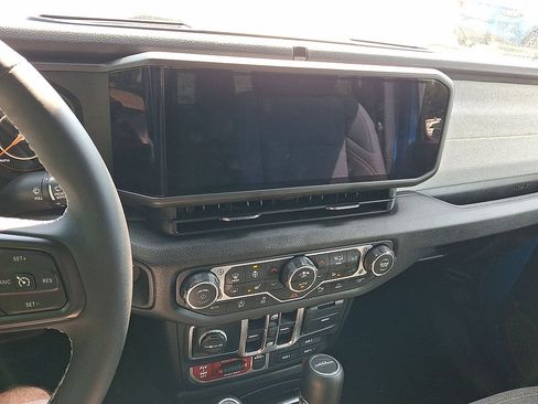 Used 2025 Jeep Gladiator Sport AWD/4WD image 16