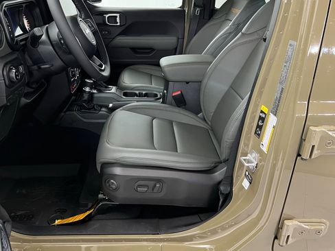 New 2025 Jeep Gladiator Mojave w/ Convenience Group image 17